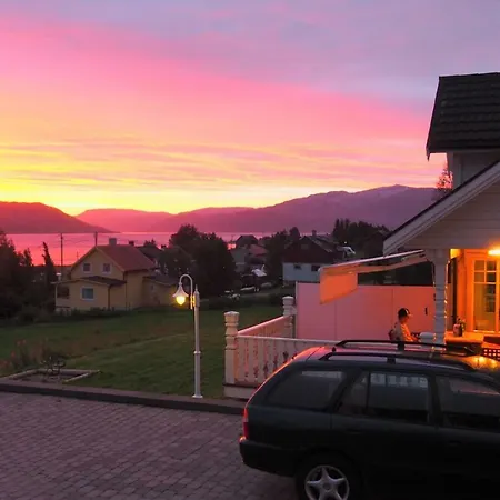 In The Spot Of The Midnight Sun And Aurora Borealis. Tatil Evi