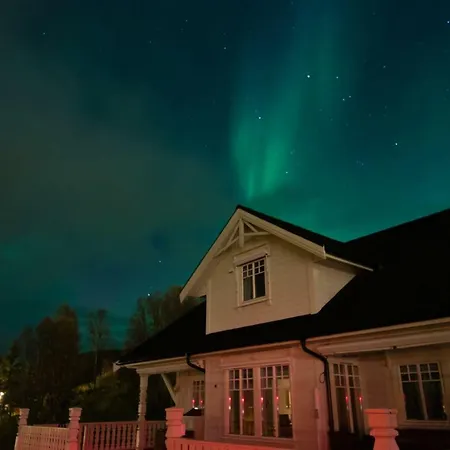 Tatil Evi In The Spot Of The Midnight Sun And Aurora Borealis. *