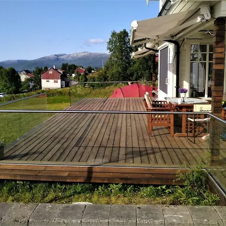 In The Spot Of The Midnight Sun And Aurora Borealis. Tatil Evi *
